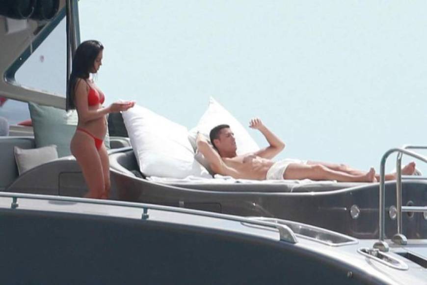 Con un bikini rojo de dos piezas lució la hermosa novia de Cristiano Ronaldo su embarazo.