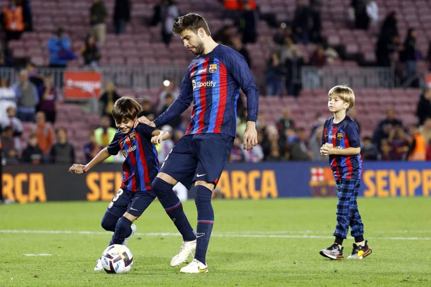 Gerard Piqué se puso a jugar con sus hijos Milan y Sasha tras su emotiva despedida.