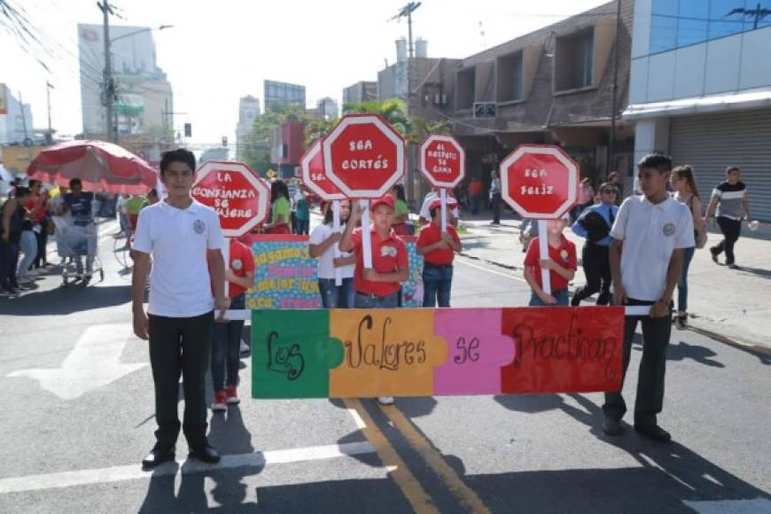 Los alumnos con llamativas pancartas explicando sobre la importancia de los valores.