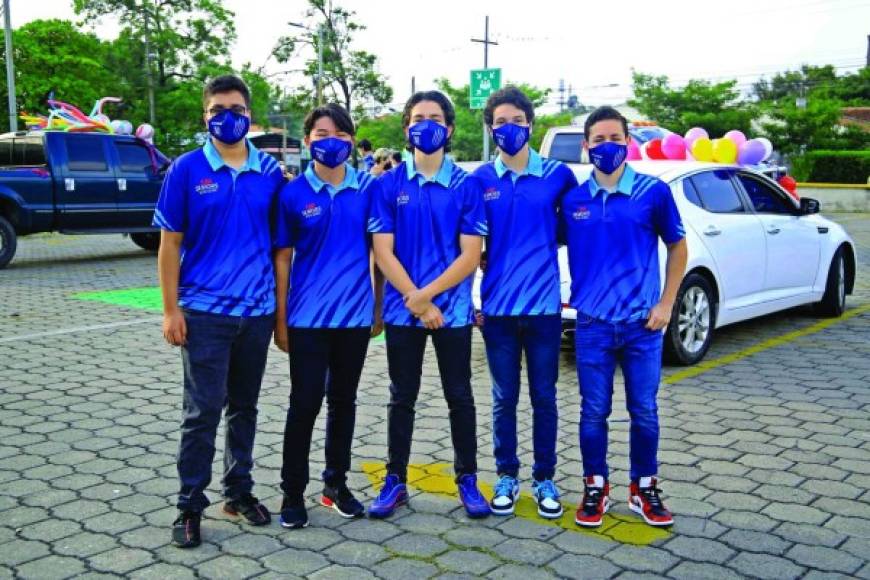 Luciendo camisas alusivas a la clase 2022 EBP, los aún escolares se mostraron muy felices compartiendo en redes sociales su retorno a clases y posando para los fotógrafos, quienes captaron con sus lentes la emoción y alegría de los jóvenes.<br/><br/>Carlos Molina, William Chan, Aldo Escoto, Emilio Ortiz y Fernando Alvarado.