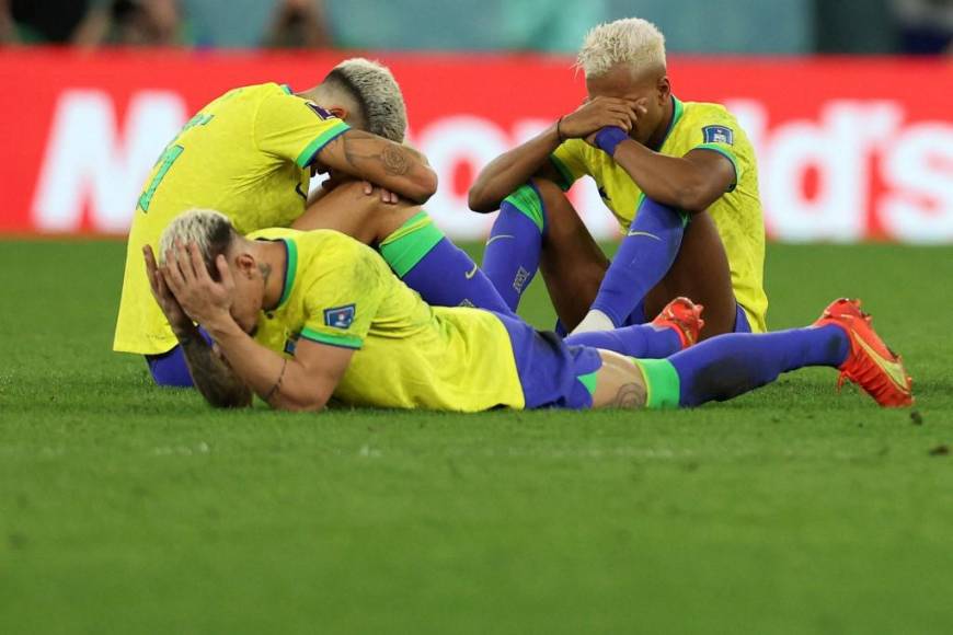 Los jugadores de Brasil lucieron destrozados tras la eliminación en cuartos de final.