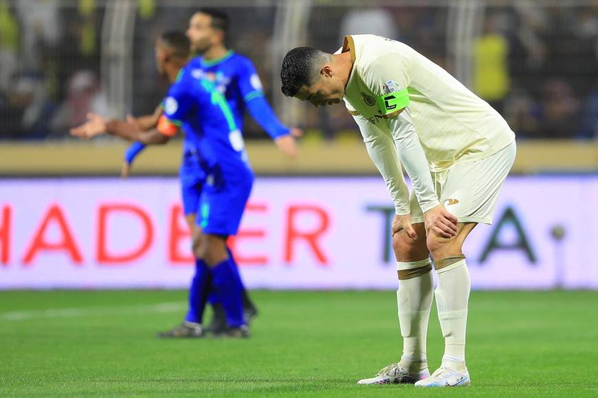A pesar de marcar su primer gol con el equipo árabe, el portugués recibió un sin número de críticas, ya que desperdició jugadas claras de gol cuando su equipo buscaba no perder puntos de visita.