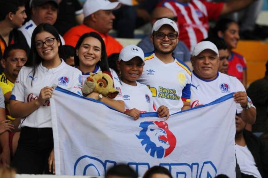 En familia llegaron a apoyar al Olimpia.