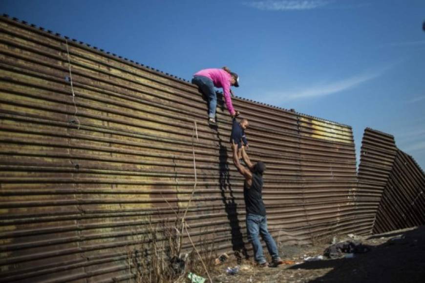 Tras varias semanas a la intemperia en las playas de Tijuana, los migrantes desesperados comenzaron a saltar el muro que separa a México de California.
