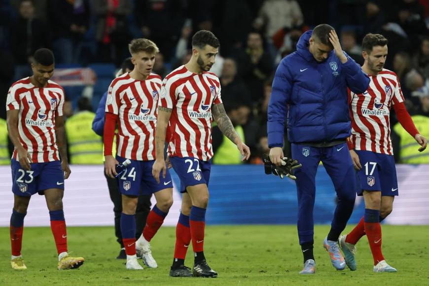 Los jugadores del Atlético de Madrid, cabizbajos tras ser eliminados de la Copa del Rey.