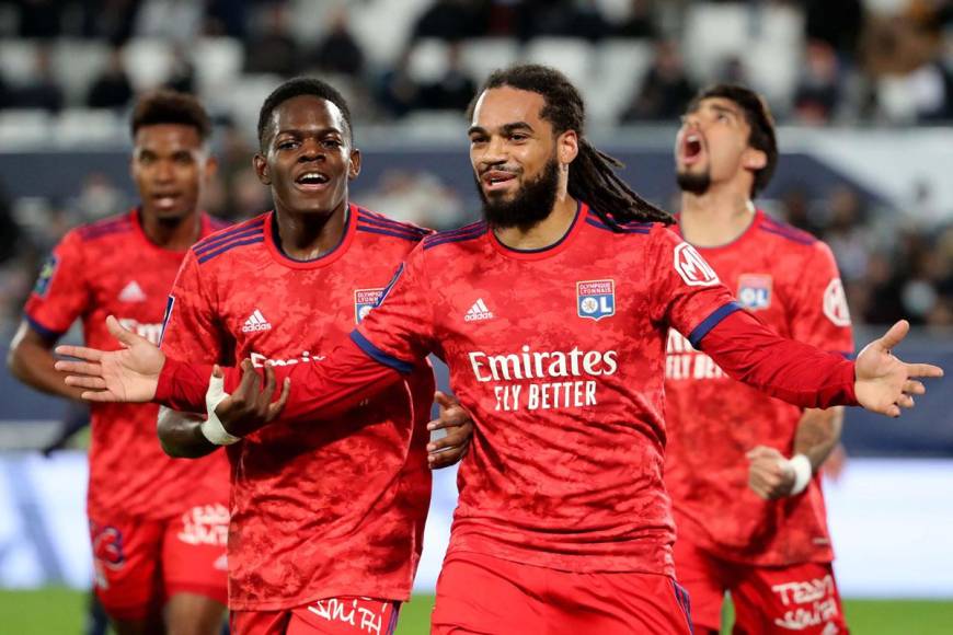 Jason Denayer celebrando su gol que adelantó al Lyon ante el Burdeos.