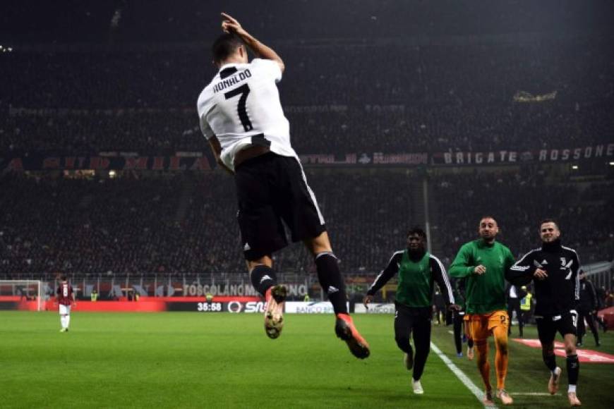 Cristiano Ronaldo realizando su salto de festejo ante la mirada de todos. Foto AFP