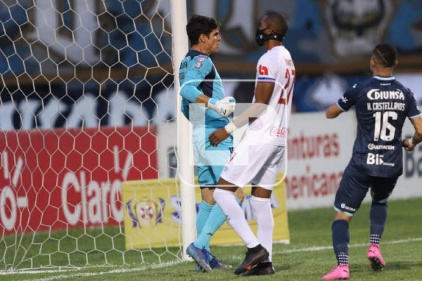 El portero argentino celebró muy eufórico frente a Jerry Bengtson.