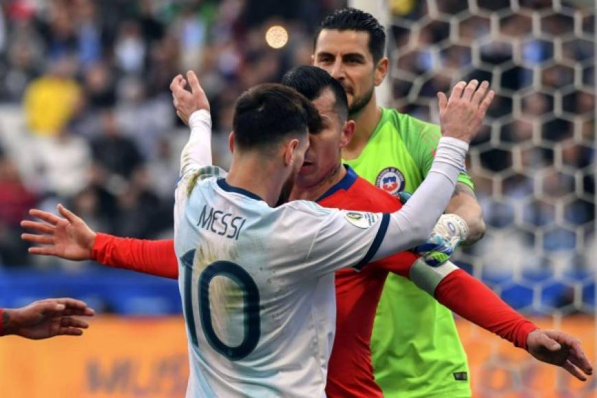 Lo primero que hizo Gary Medel fue tirarle un cabezazo a Messi, pero el argentino lo esquivó. Foto AFP