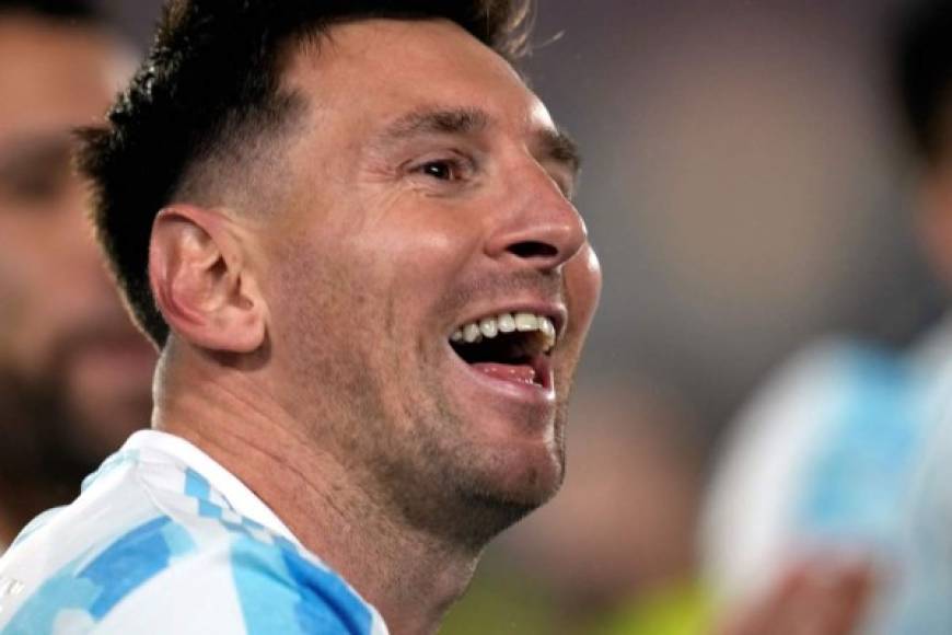 La sonrisa de Messi en los festejos alocados de los argentinos.