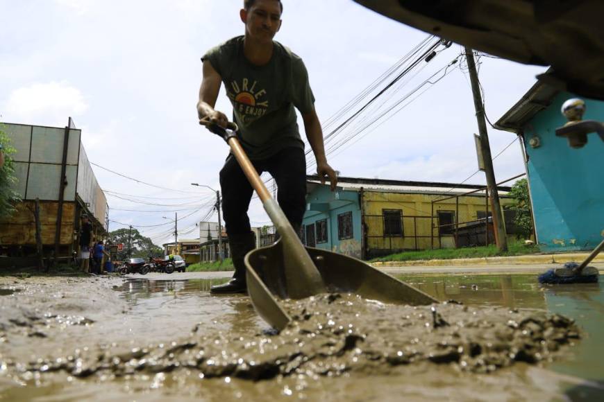 Cabe mencionar, que el jefe del Sistema de Alerta Temprana (de Copeco), Juan José Reyes, solicitó hoy la “evacuación total” de las zonas bajas del Valle de Sula, norte del país, debido a la acumulación de agua y posibles desbordamientos de ríos, entre ellos el Chamelecón y el Ulúa. 