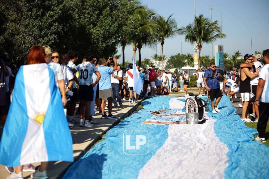 Bailes, carne asada, manta de Maradona y hasta un Lamborghini: las fotos del ambientazo en el Argentina-Honduras