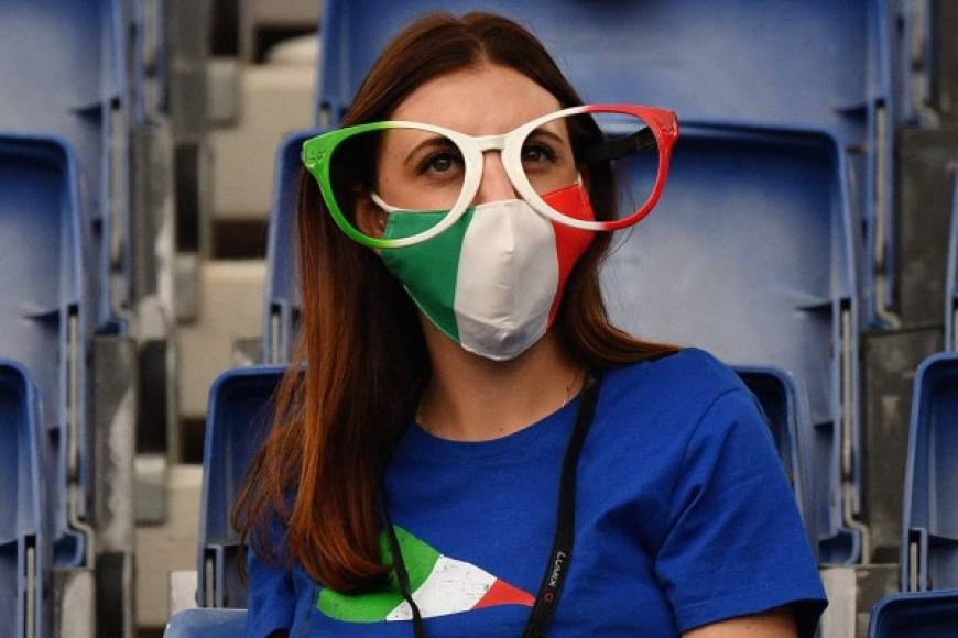 Esta joven italiana no desaprovechó para lucir sus lentes especiales, en apoyo a la 'Azzurra' que dirige Roberto Mancini y que tiene como figuras a Insigne, Inmobile, Barella, Chiesa, Bonucci o Donnarumma.
