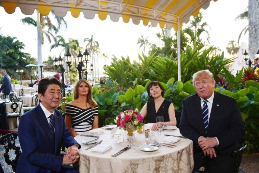 Trump y Melania fueron los anfitriones de Abe y su esposa, Akie Abe, en Mar-a-Lago, 'la Casa Blanca de invierno' donde la pareja nipona fue recibida por segunda vez.