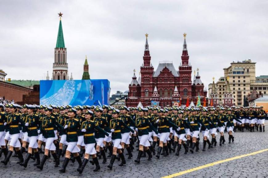 Putin exhibe los poderosos misiles rusos y advierte a sus enemigos con desfile militar