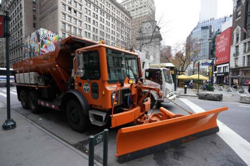 Miles de máquinas quitanieves se preparan para limpiar las calles tras el paso de la poderosa tormenta.