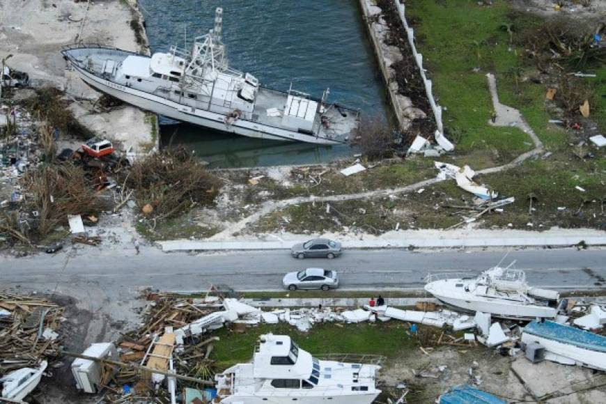 Las devastadas islas Ábaco comenzaron a ser evacuadas desde ayer mientras las autoridades locales hacen el recuento de los millonarios daños causados por Dorian.