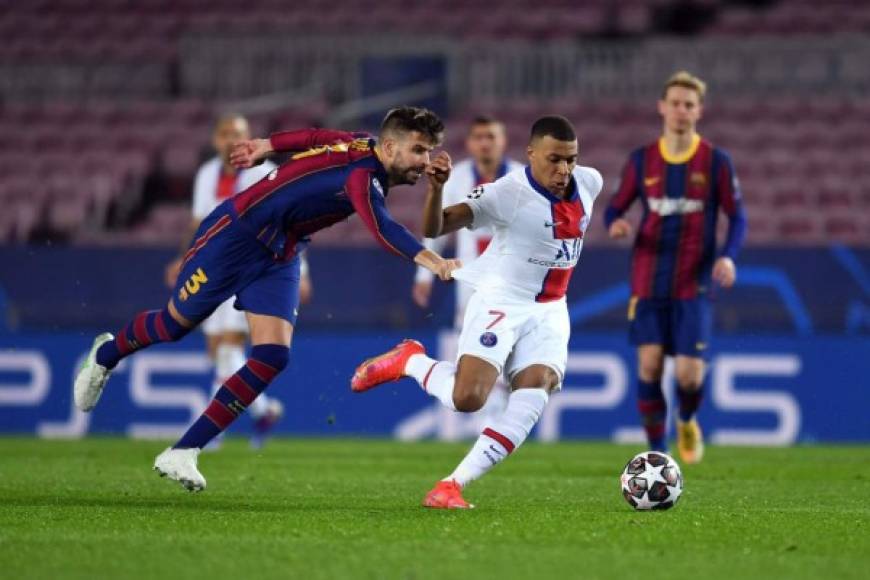 Gerard Piqué no podía detener a Mbappé y así lo sujetó de la camiseta. El francés humilló al defensa español.