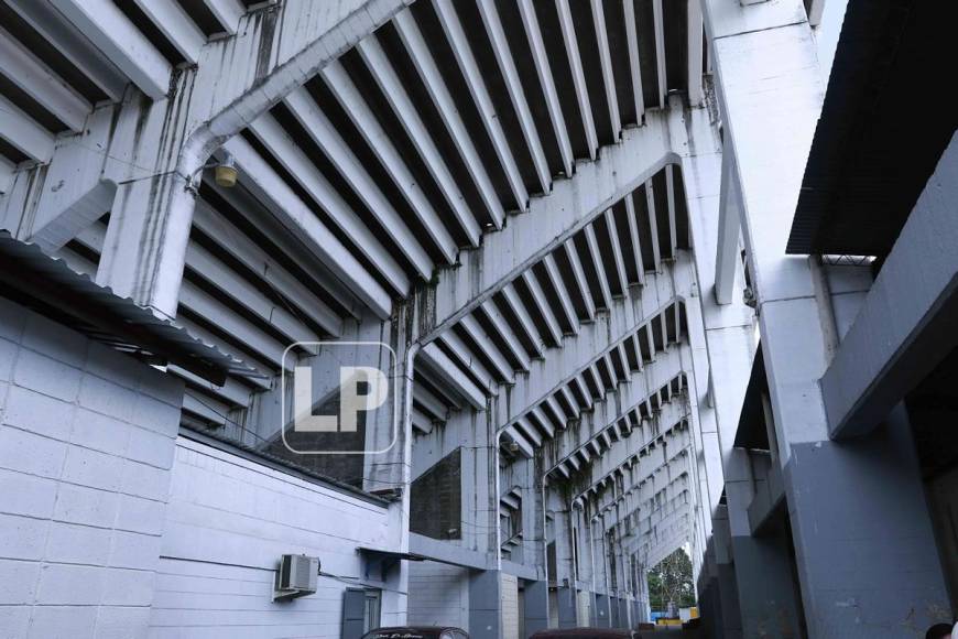 La parte de las graderías de cemento del sector este donde donde se ubican los vendedores ambulantes durante los partidos de fútbol.