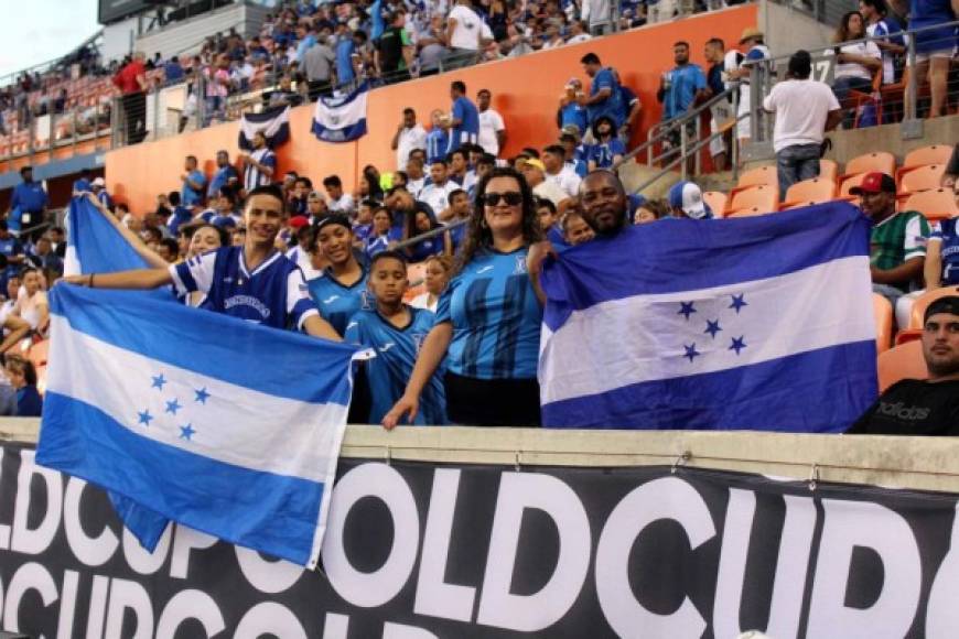 Un buen número de aficionados hondureños apoyaron a la Bicolor en el BBVA Compass Stadium de Houston.