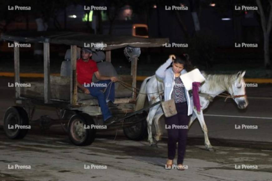 Conseguir transporte a altas horas de la noche no es fácil, pero para estos hondureños no es un obstáculo ya que llegan a estos lugares ya sea caminando, en bicicleta o incluso en carretas, todo por el deseo de lograr una plaza.