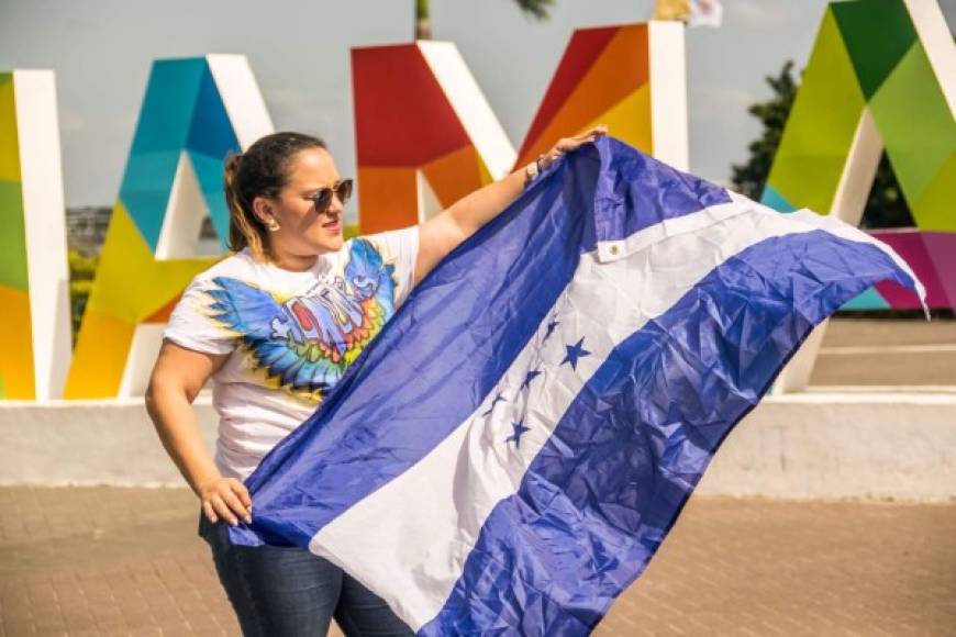 Andrea Hernández, una joven hondureña, que viajó a Panamá para participar en la orquesta de la JMJ que tocará para el papa Francisco, ondea la bandera de Honduras.