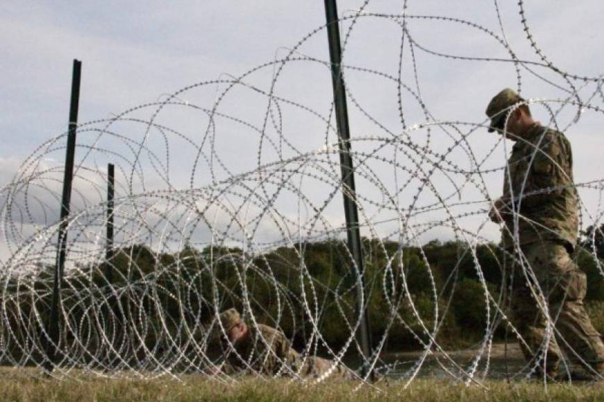 En Laredo, Texas, otro grupo de militares colocó una valla de concertina que llega hasta los hombros bordeando la orilla del Río Grande.