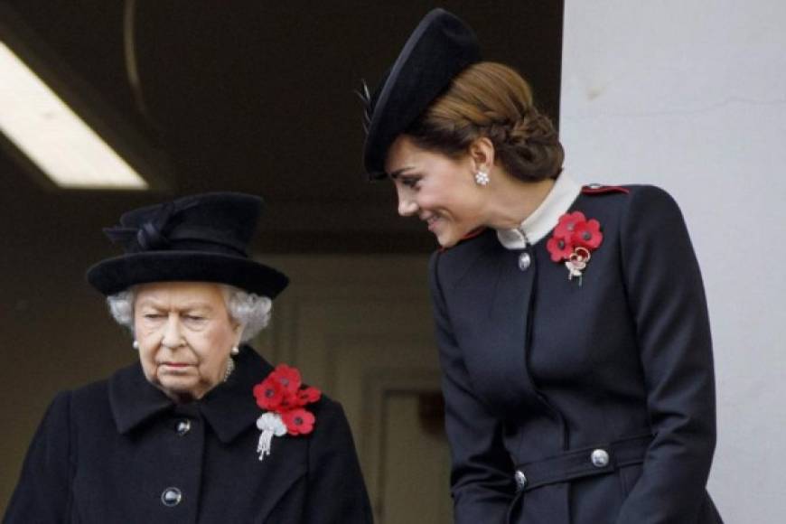 En una solemne ceremonia, la reina Isabel II, de 92 años, siguió el evento desde un balcón de un edificio ante el cenotafio, en el centro de Londres, construido para recordar a los caídos.