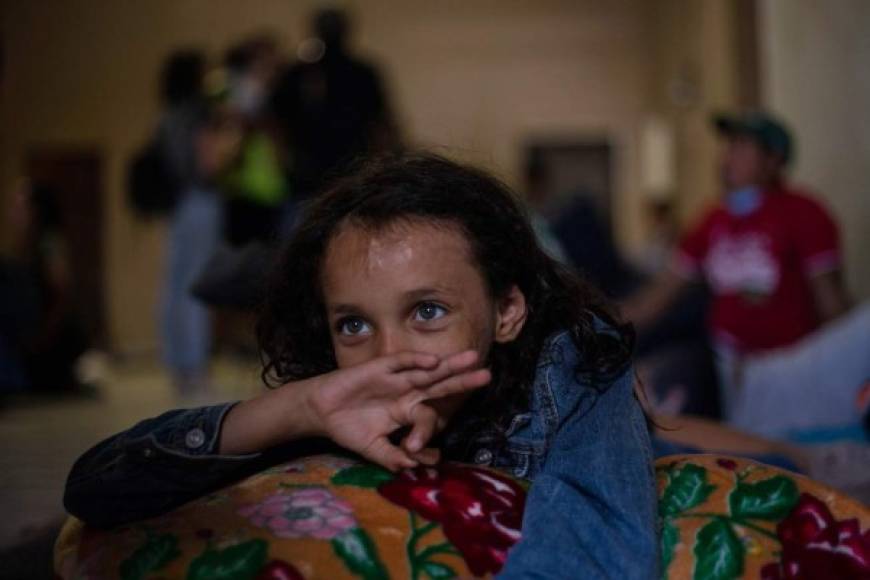 Ashley, una niña hondureña de 8 años, forma parte de los 600 migrantes centroamericanos que se quedaron en la caravana, desafiando las medidas del magnate que ordenó militarizar la frontera para evitar el ingreso de los indocumentados.