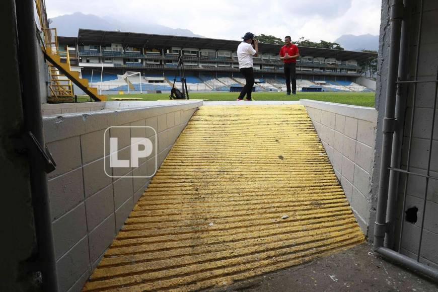 La entrada por la que saldrá el Olimpia del vestuario a la cancha para el partido de la Gran Final ante Real España.