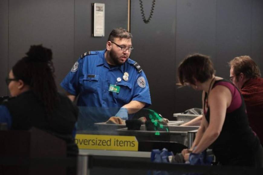 Solo en el Aeropuerto Internacional John F. Kennedy de Nueva York, hasta 170 empleados de la TSA piden permiso a diario para ausentarse de sus labores.
