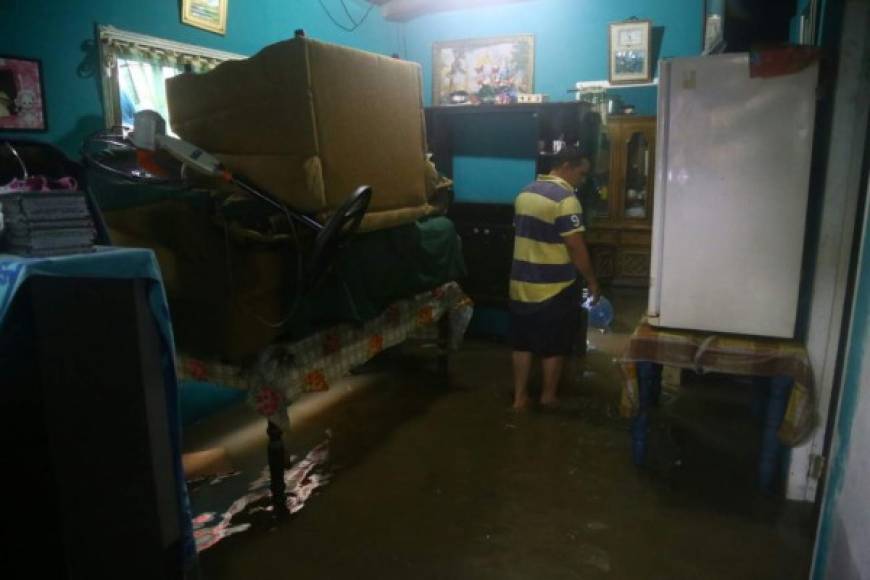 En algunas colonias bajas de San Pedro Sula hay inundaciones.