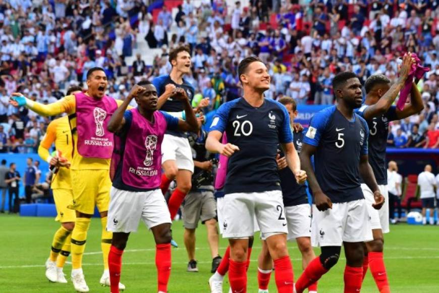 Francia se metió acuartos de final y celebró a lo grande el pase.
