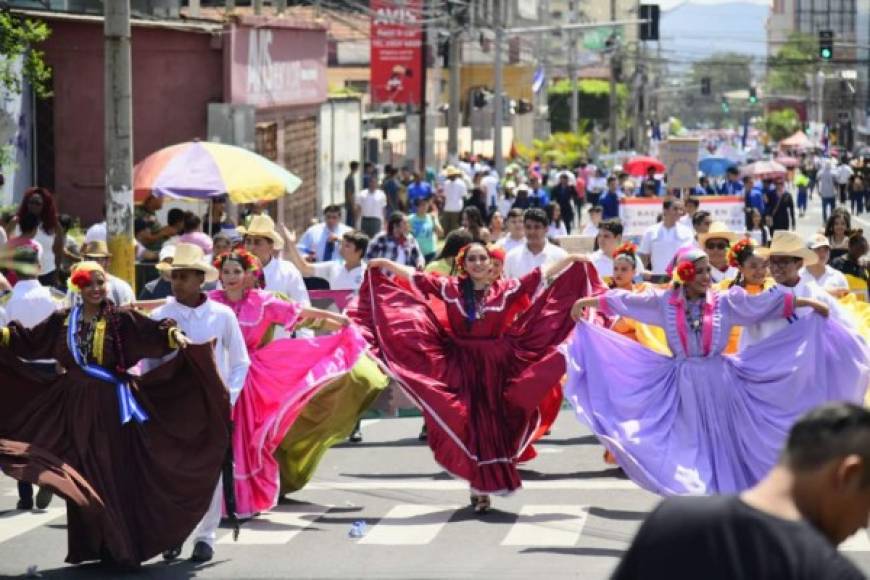 Bellos trajes folclóricos se observaron en los desfiles de San Pedro Sula.