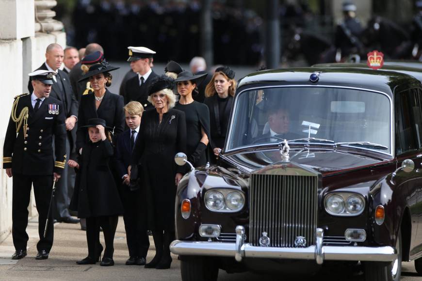 Liderados por el rey Carlos III, que ascendió al trono a la muerte de su madre, la familia real británica en pleno, entre ellos los príncipes de Gales, William y Kate, con dos de sus tres hijos -los príncipes George y Charlotte-, y los duques de Sussex, Harry y Meghan, Isabel II fue despedida con todos los honores.