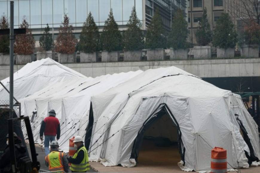 El mismo lugar donde se apilaron los restos de las víctimas de los atentados terroristas del 11 de septiembre de 2001 fue habilitado nuevamente como una gigantesca morgue para albergar los cuerpos de los fallecidos por coronavirus en esa ciudad.