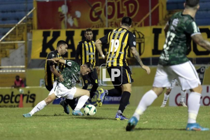 ‘Paquito‘ Martínez protegiendo el balón ante la marca de José Alejandro Reyes.