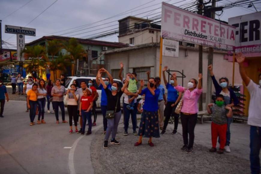 Los hondureños han reaccionado molestos con el gobierno del presidente Juan Orlando Hernández por la lentitud en declarar la emergencia y en el rescate de decenas de miles de personas que quedaron aisladas por la inundaciones en el valle de Sula, norte del país.