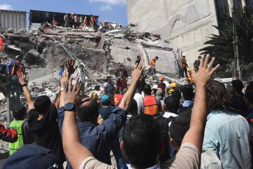 El sismo, que causó escenas de pánico, coincidió con el 32 aniversario del poderoso terremoto que causó miles de muertos en 1985 y apenas dos horas después de un simulacro de un movimiento telúrico en todo el país.