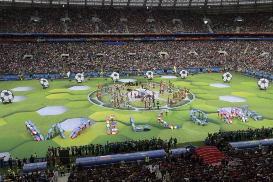 Robbie y Aida interpretaron ante 80,000 aficionados del fútbol en el estadio Luzhniki de Moscú, además de los millones de televidentes en todo el mundo.