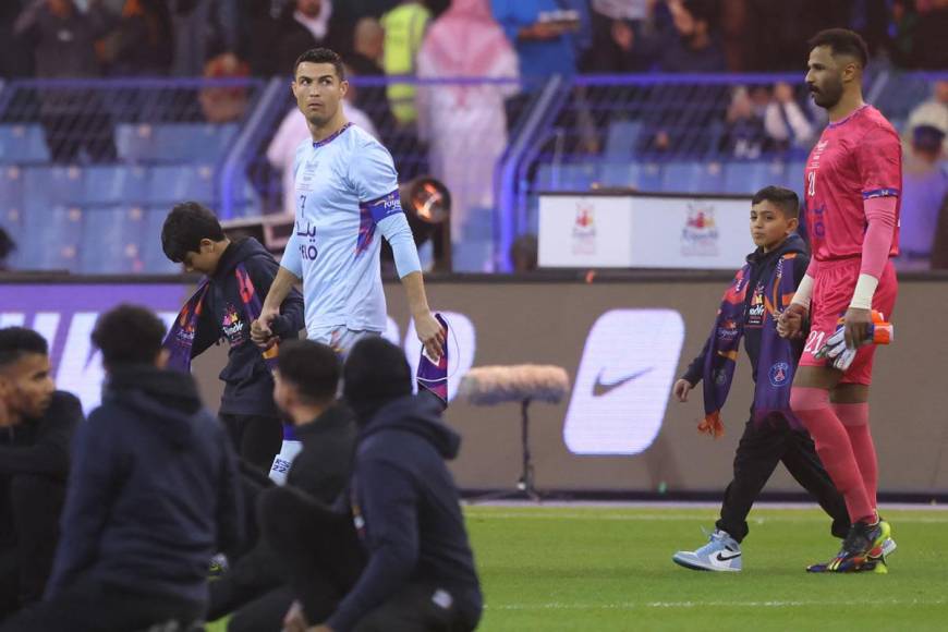 Cristiano Ronaldo salió a la cancha de la mano de un niño. Todas las miradas estaban sobre él por su debut.