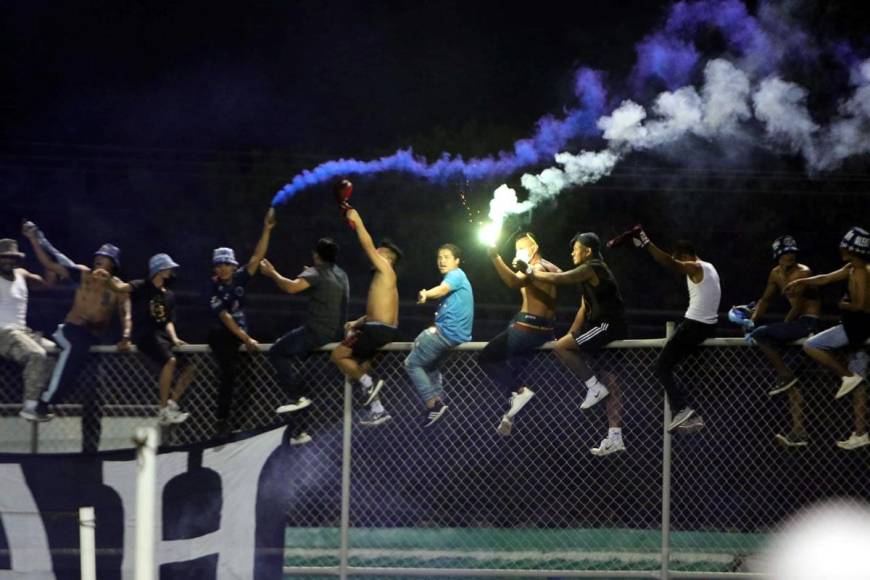 Aficionados motagüenses se arriesgaron al subirse al alambrado del estadio Carlos Miranda.