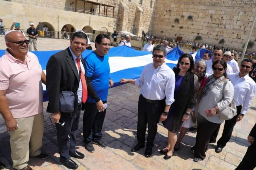 "La pareja presidencial de Honduras e invitados especiales que viajaron a Israel ondearon la bandera hondureña este 1 de septiembre, fecha en la que se celebra el Día Nacional de la Bandera de Honduras."