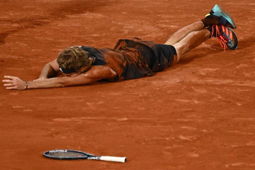 Alexander Zverev quedó tendido en la pista del Roland Garros.