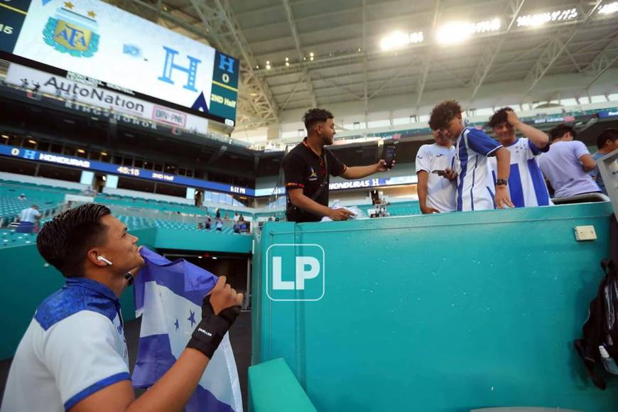Denil Maldonado posó con aficionados catrachos para una selfie, previo al partido ante Argentina.