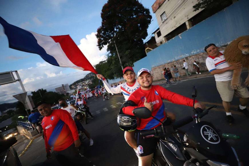 La Ultra Fiel se hizo presente en las afueras del estadio Nacional Chelato Uclés y antes de ingresar montó su show.