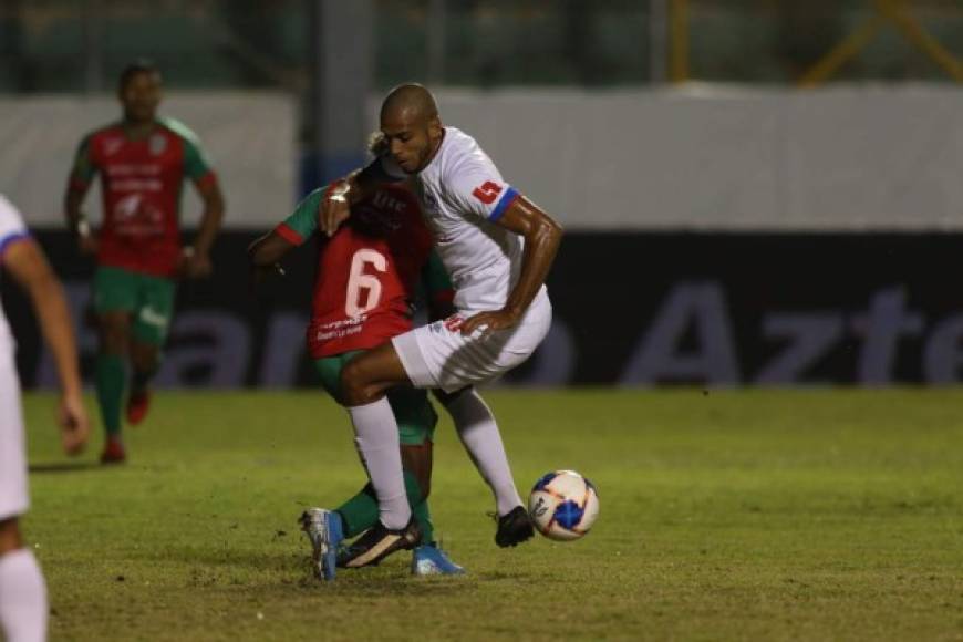 La primera polémica del partido en los primeros minutos en esta acción entre Eddie Hernández y John Paul Suazo. El delantero del Olimpia cayó al suelo y pidieron penal.