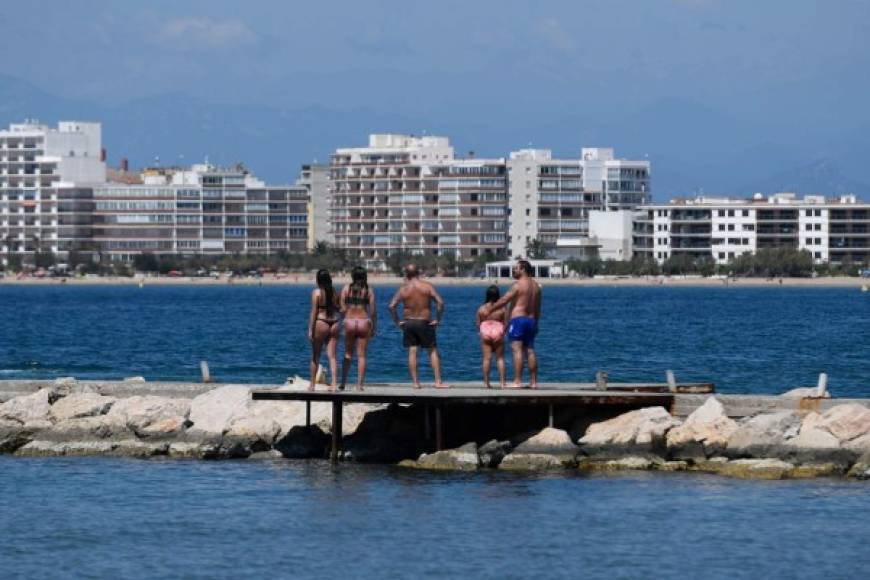 'He podido abrazar a mis padres por primera vez desde el 12 de marzo', dice esta mujer de 43 años en el espigón de Rosas, desde donde controla a su hijo que juega en un pontón flotante en medio del Mediterráneo.