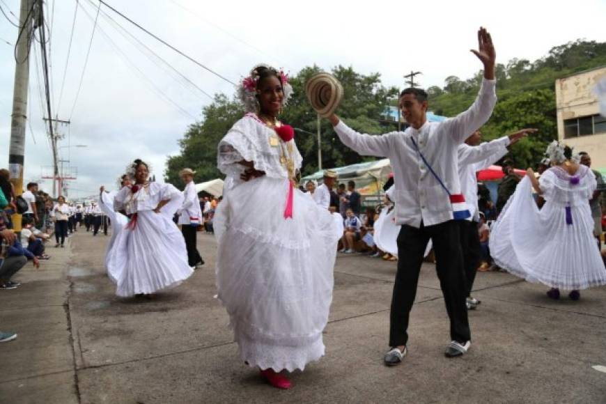 Estudiantes de colegios capitalinos lucen la pollera, el traje femenino nacional de Panamá.