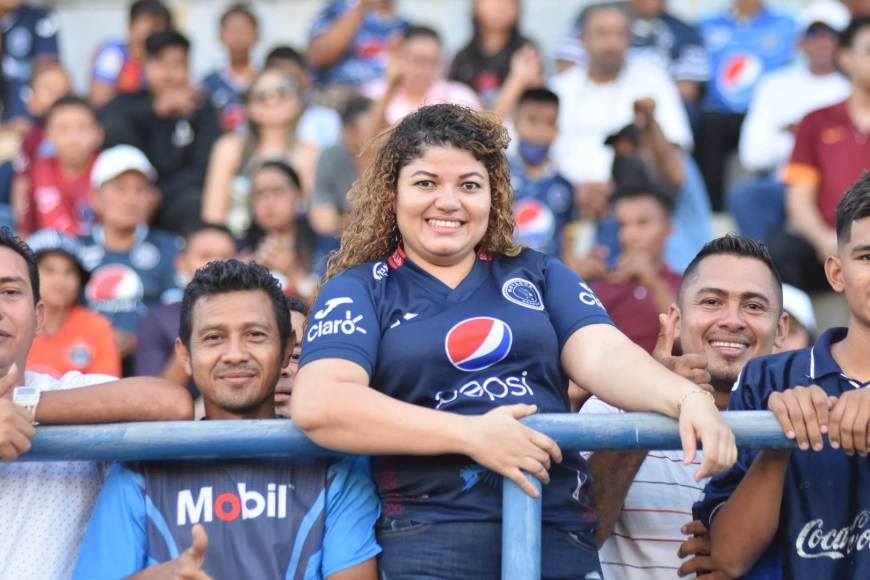 ¡Ambientazo en Choluteca! Bellas chicas enamoran en el Lobos-Motagua